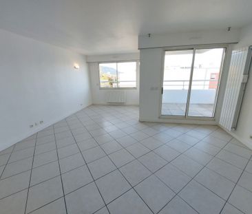Location Appartement 3 pièces 73m² MARSEILLE 8ème - Photo 2