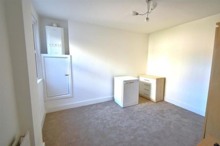 3 Bed Semi-Detached House, Stuart Road, W3 - Photo 2