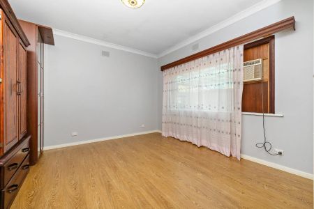 Contemporary Comfort and Convenience in One - Photo 4