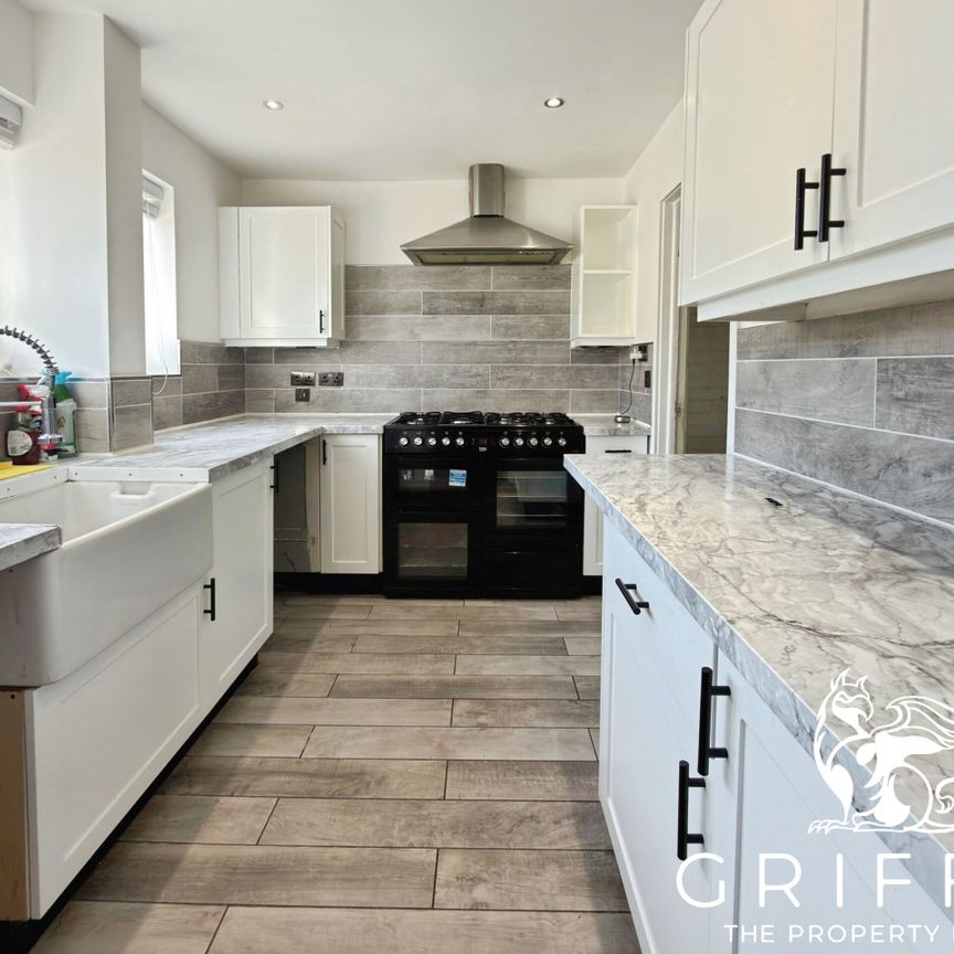 Canberra Square, Tilbury, RM18 - Photo 1