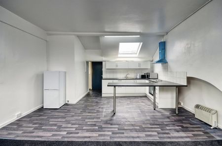 Large First Floor Flat, Darwen Street, Blackburn - Photo 3