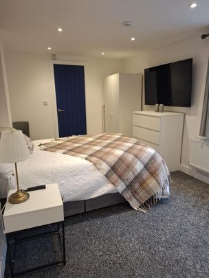 Room to let in newly refurbished HMO – Heneage Road - Photo 1