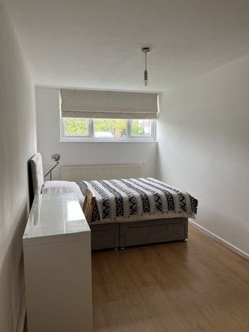 Room in a Shared House, Henderson Close, NW10 - Photo 2