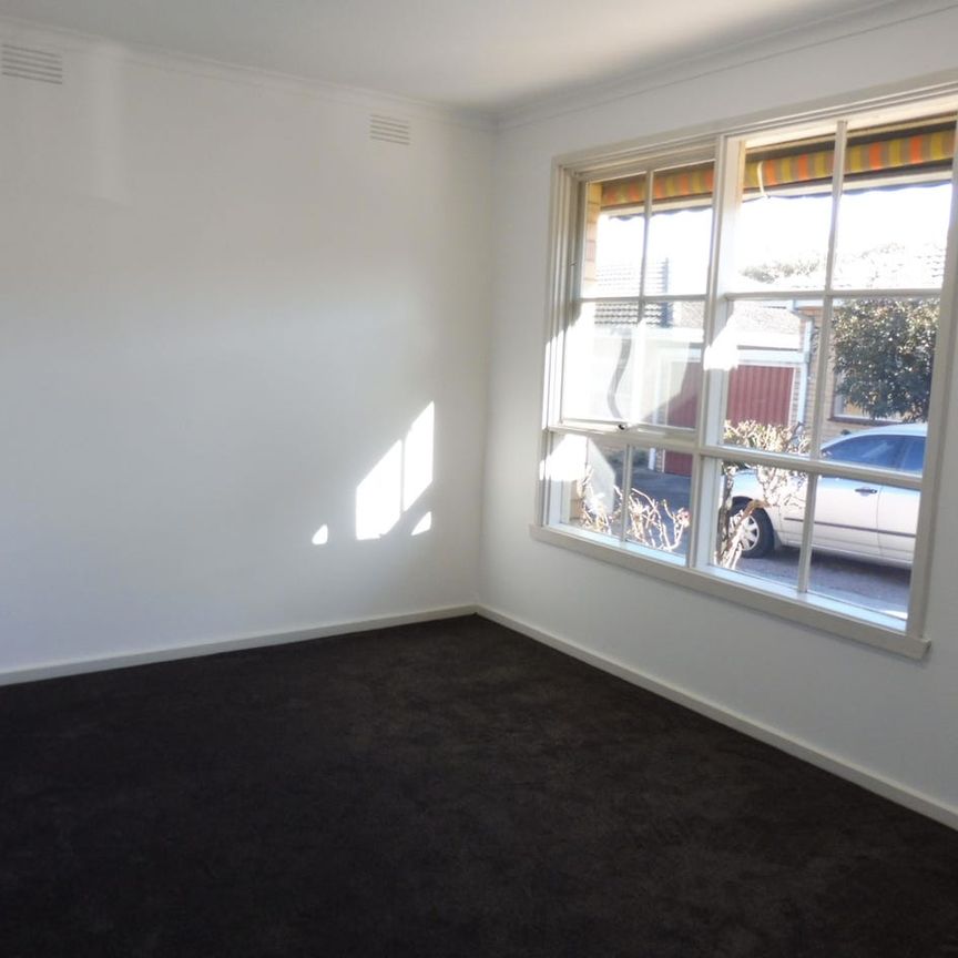Charming Unit with Modern Amenities - Photo 1