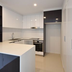 Spacious Living, Gourmet Kitchen AND Roof Deck entertainment area - Photo 2