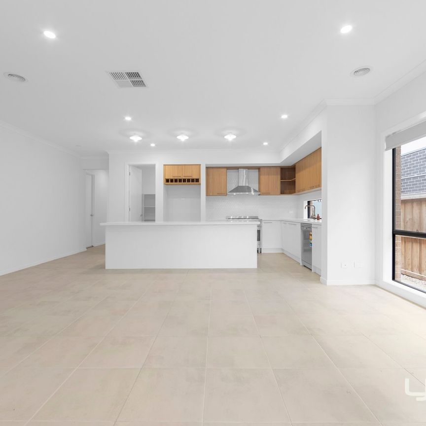 Brand New 4-Bedroom Family Home – Walk to Rockbank Station - Photo 1