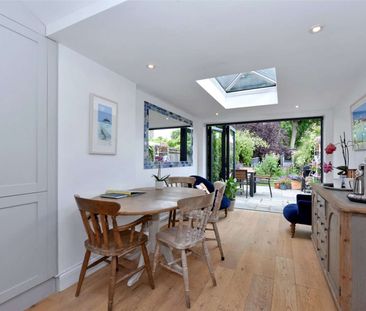 A Grade II period cottage in the heart of Henley close to the River... - Photo 2