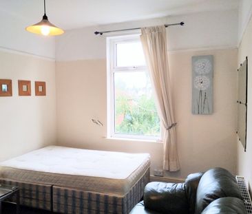 Studio Flat, Hollyshaw Lane, LS15 - Photo 3