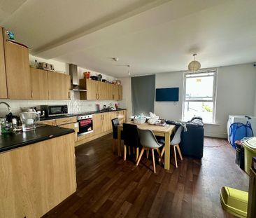 1 bedroom in a flat share to rent - Photo 3