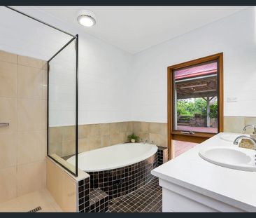 Spacious Beachside Family Home – Just a Short Walk to the Beach! - Photo 3