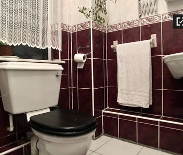 Room for rent in a 3-bedroom house in Oldbawn, Dublin - Photo 4