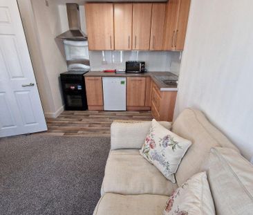 3 bedroom maisonette to rent - Photo 2