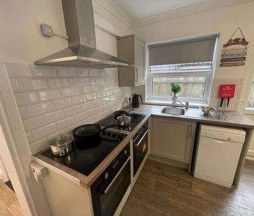 Outstanding house share! - Woodbridge Road Bedroom 7 - Photo 4