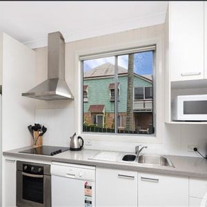 Modern Three Bedroom Unit - Great location and close to all amenities. Water includes in rent. - Photo 2