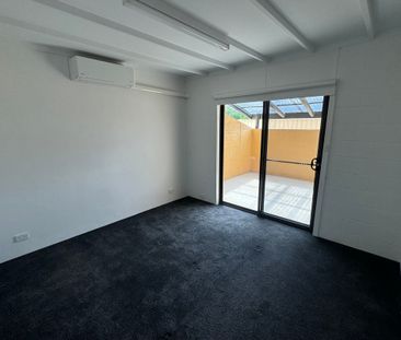 SPACIOUS 5 BEDROOM HOME WITH POOL, SPA & MULTIPLE LIVING AREAS! - Photo 5