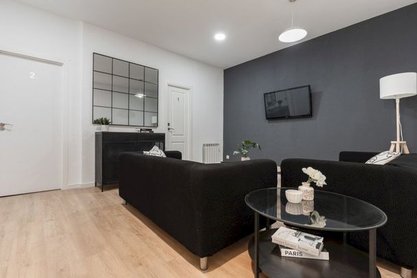 Room with balcony on Caños del Peral Street - Photo 1