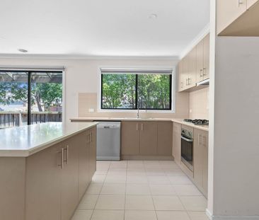 Immaculate Four-Bedroom Home in Prime Lyndhurst Location! - Photo 6