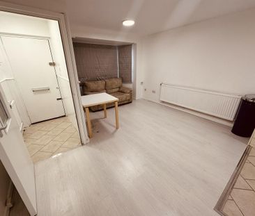 2 bedroom maisonette to rent - Photo 2