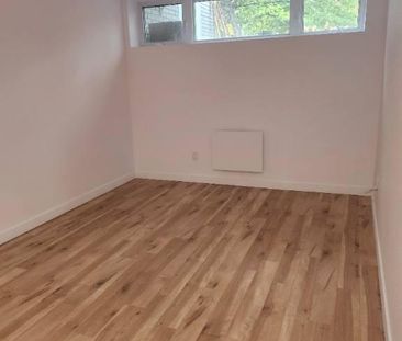 3 1/5 complètement rénové avec électroménagers à Chomedey - Photo 4