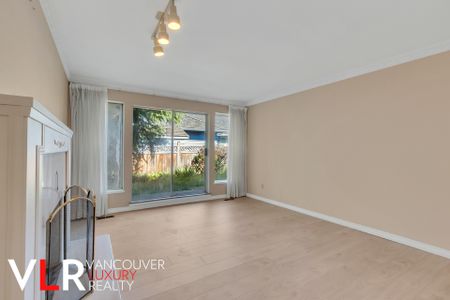 House in Richmond, BC - Photo 3