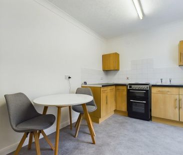 2 bedroom ground floor flat to rent - Photo 4