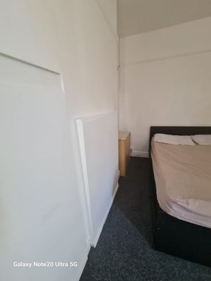 Room in a Shared House, Springfield Drive, IG2 - Photo 1