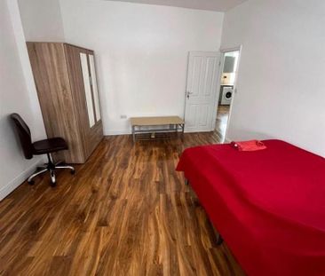 3 bedroom flat to rent - Photo 4