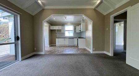 Peaceful City-Fringe Living – 3 Bedrooms in Pr... - Photo 3
