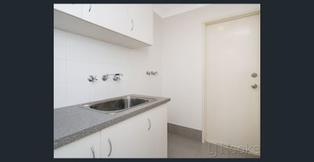 Large Family Home In Fantasic Location - Photo 5