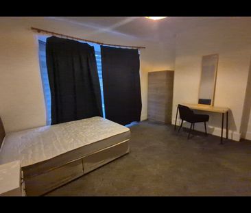 6 Bed Detached House, Hainault Road, E11 - Photo 2