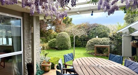 FULLY FURNISHED LARGE FAMILY HOME IN EXCELLENT LOCATION! - Photo 3