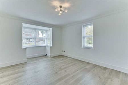 A large five bedroom family home set in a sought after residential development close to Cobham Free School and ACS Cobham. - Photo 3