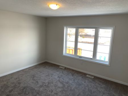 For Lease - 32 Oaktree Drive, Haldimand, Ontario - Photo 3