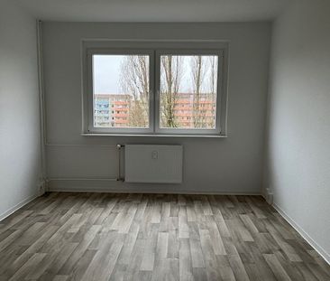 Sanierte 2 Raum-Wohnung mit Balkon und Badewanne - Photo 2