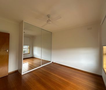 Freshly painted 3 bedroom home - Photo 4