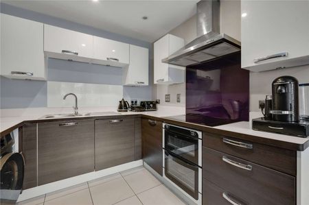 Modern four bedroom home with a private garden and garage within close proximity to Walton-On-Thames and Hersham. - Photo 4