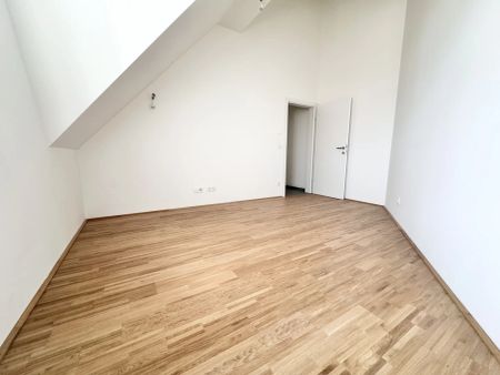TOP Sanierte Wohnung im Dachgeschoss - Mit Schlossbergaussicht - Photo 3