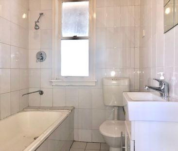 PERFECTLY LOCATED FAMILY HOME! - Photo 3