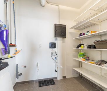 Ruim 1 slaapkamer appartement met ondergrondse staanplaats - Photo 1