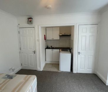 Studio Flat, Brentfield Gardens, NW2 - Photo 3