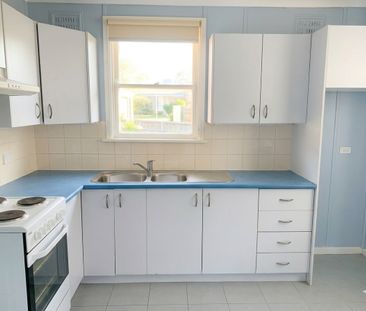 Neat and tidy 3 bedroom home! - Photo 2