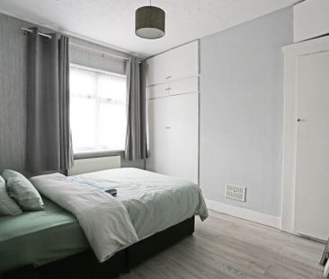 Price £2,800 pcm - Available Now - Part Furnished - Photo 2