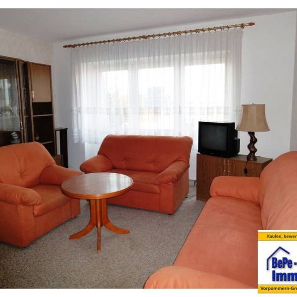 Schöne, helle 1-Raumwohnung mit Einbauküche + PKW-Stellplatz - Photo 1