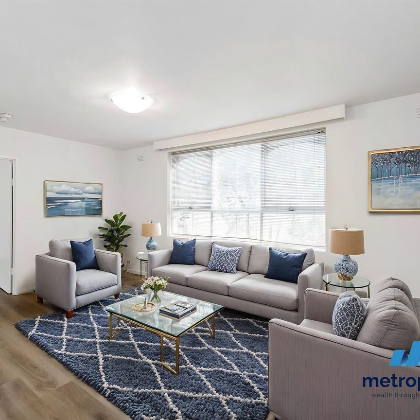 FULLY RENOVATED 1 BEDROOM APARTMENT - Photo 1