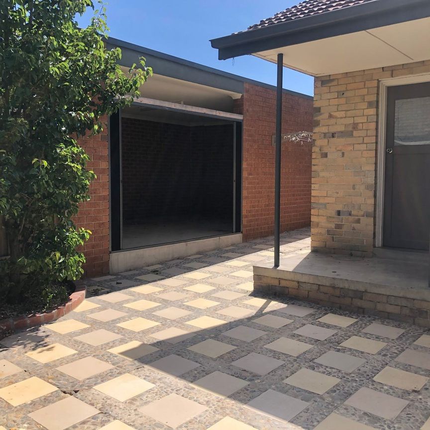 Light filled home! - Photo 1
