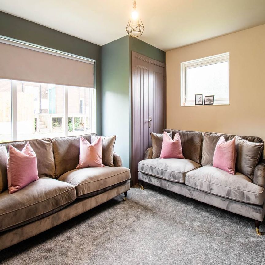 Rossefield Parade (Room 1), Bramley, Leeds - Photo 1