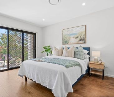 Near-New 5 Bedroom Duplex on Quite Street-Walk to Station and Shops - Photo 2