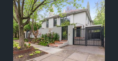 Fabulous double storey home located in prestige Cul de Sac in Toorak - Photo 4