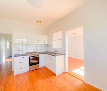 Cozy 3-Bedroom Home Near Rutherford Shopping Centre - Photo 6