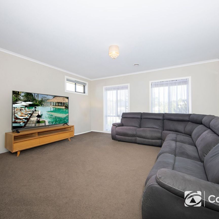 SPACIOUS FAMILY HOME PACKED WITH FEATURES!!! - Photo 1